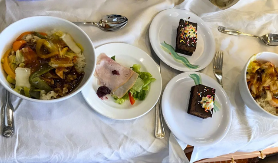 Du khách chán ngán bị 'nhốt' trong cabin du thuyền đang cách ly ở Nhật Bản - 2