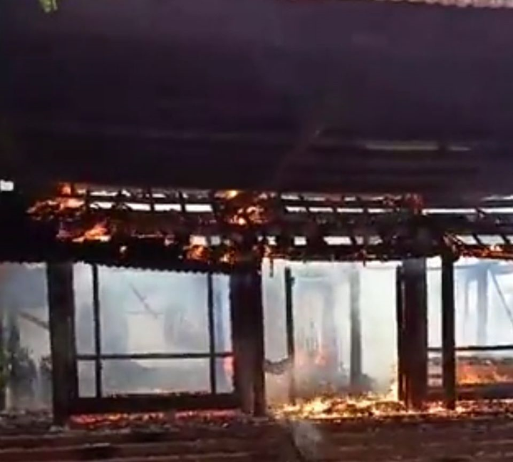 Nhà gỗ 3 gian ở Hà Tĩnh bốc cháy ngùn ngụt, thiệt hại hàng trăm triệu đồng - 1