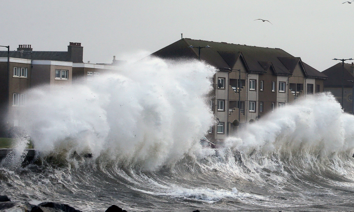Ảnh: Bão Ciara gây lũ lụt, đường phố Anh biến thành sông - 1