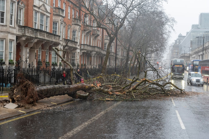 Ảnh: Bão Ciara gây lũ lụt, đường phố Anh biến thành sông - 2