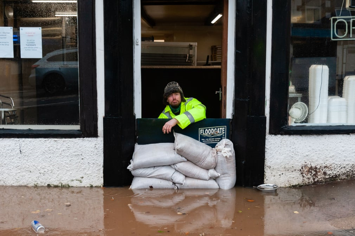 Ảnh: Bão Ciara gây lũ lụt, đường phố Anh biến thành sông - 10