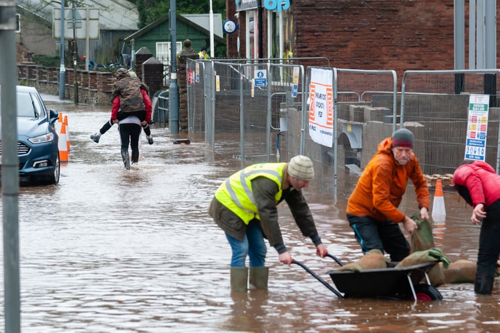 Ảnh: Bão Ciara gây lũ lụt, đường phố Anh biến thành sông - 11