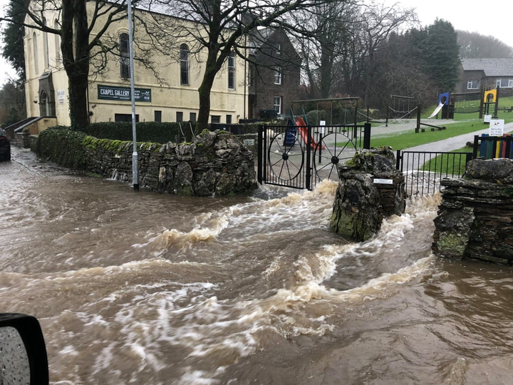 Ảnh: Bão Ciara gây lũ lụt, đường phố Anh biến thành sông - 12