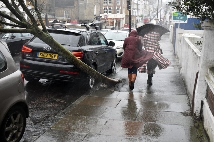 Ảnh: Bão Ciara gây lũ lụt, đường phố Anh biến thành sông - 13