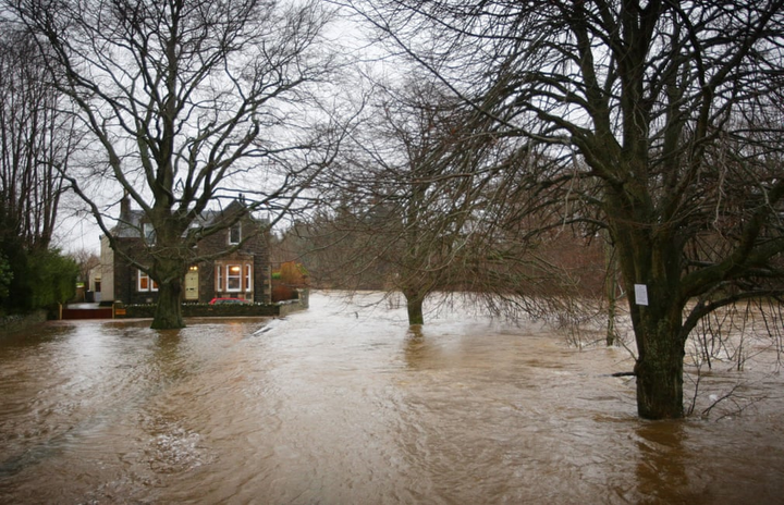 Ảnh: Bão Ciara gây lũ lụt, đường phố Anh biến thành sông - 14