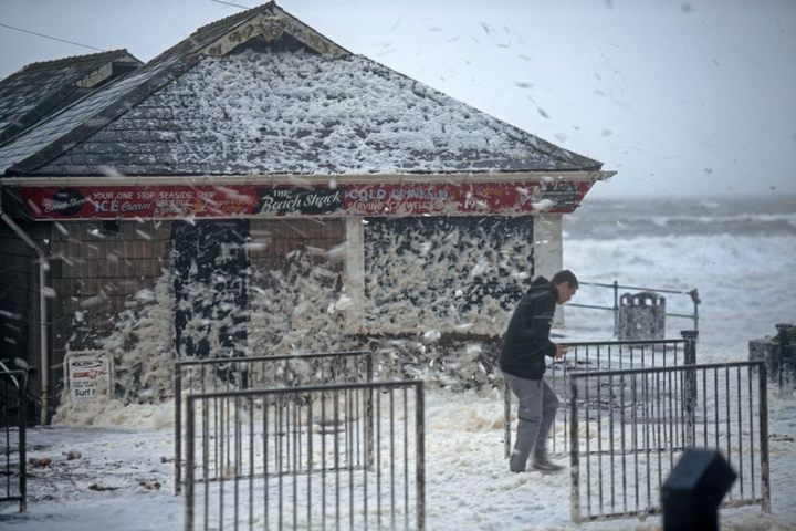 Ảnh: Bão Ciara gây lũ lụt, đường phố Anh biến thành sông - 3