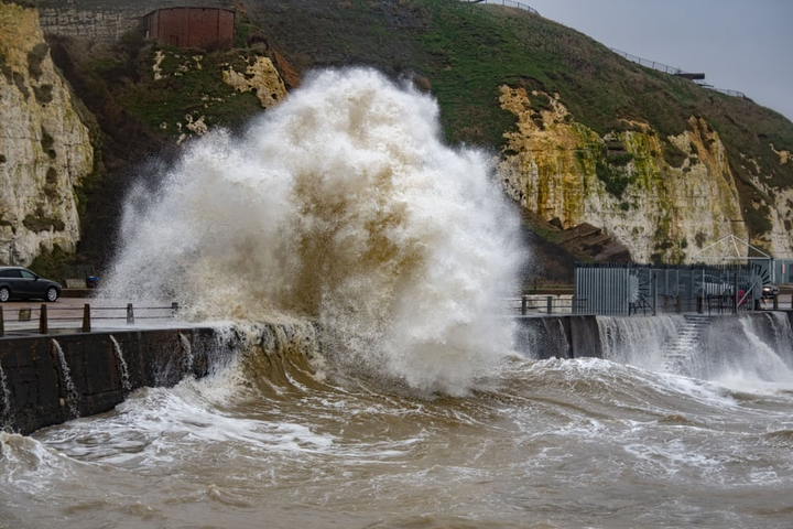 Ảnh: Bão Ciara gây lũ lụt, đường phố Anh biến thành sông - 5