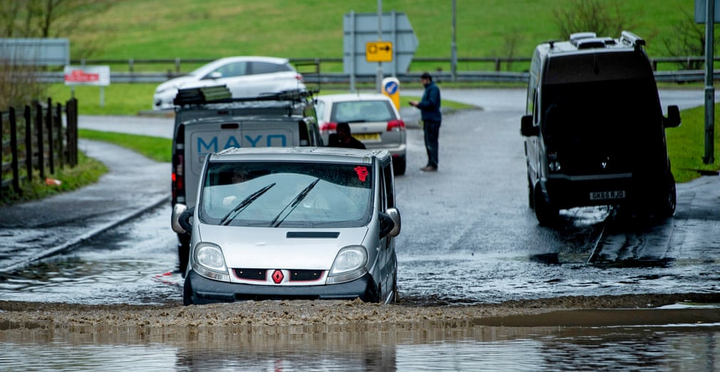 Ảnh: Bão Ciara gây lũ lụt, đường phố Anh biến thành sông - 6