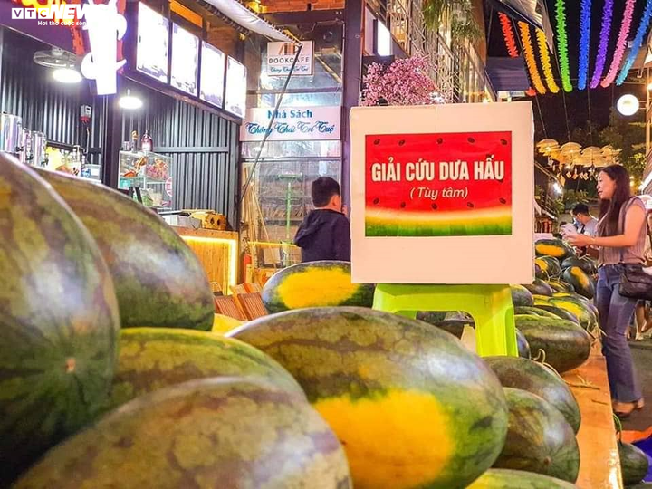 Giải cứu dưa hấu theo kiểu 'lấy tùy thích, tiền tùy tâm' - 2