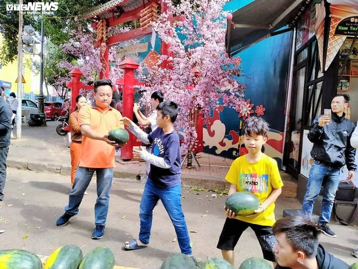Giải cứu dưa hấu theo kiểu 'lấy tùy thích, tiền tùy tâm' - 4