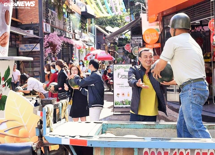 Giải cứu dưa hấu theo kiểu 'lấy tùy thích, tiền tùy tâm' - 6