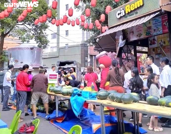 Giải cứu dưa hấu theo kiểu 'lấy tùy thích, tiền tùy tâm' - 9