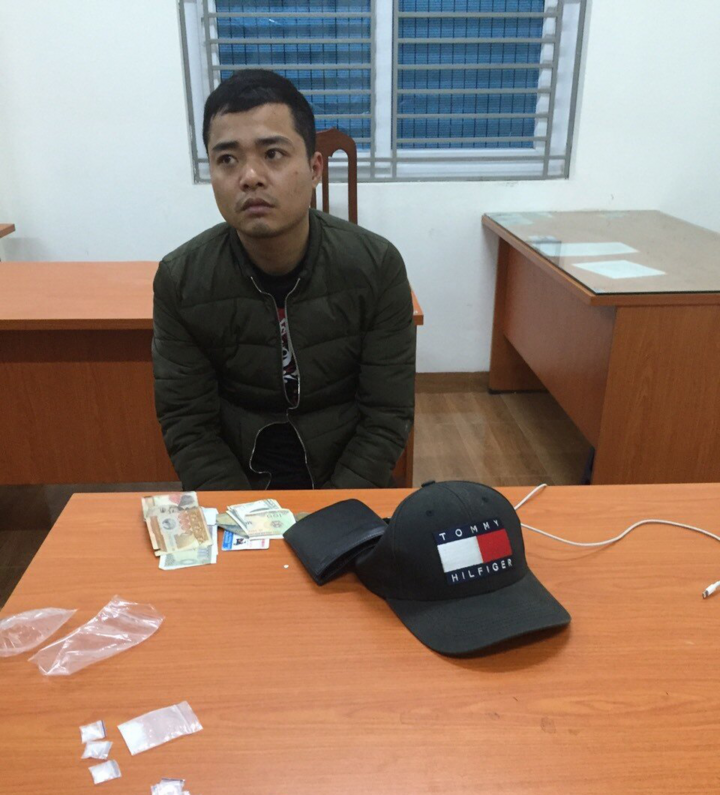 Thấy CSGT, tài xế nghiện ma túy hốt hoảng vứt xe bỏ chạy - 1