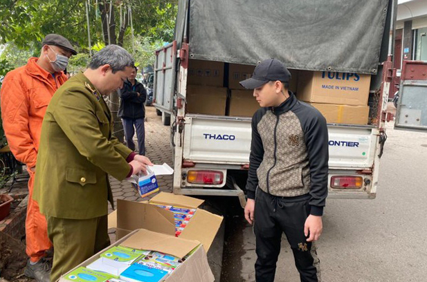 Thu giữ 145.000 khẩu trang y tế trị giá hơn 1 tỷ đồng mua gom trên mạng xã hội - 1