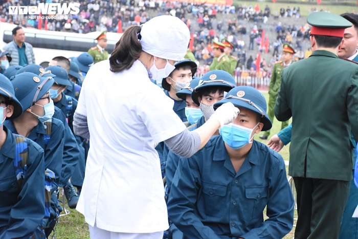 Ảnh: Chiến sĩ trẻ ôm chặt bạn gái, bịn rịn chia tay trước giờ lên đường nhập ngũ - 3