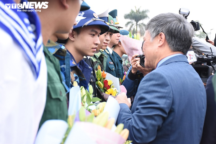 Ảnh: Chiến sĩ trẻ ôm chặt bạn gái, bịn rịn chia tay trước giờ lên đường nhập ngũ - 4