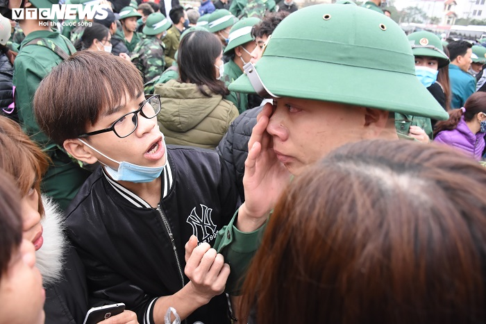 Ảnh: Chiến sĩ trẻ ôm chặt bạn gái, bịn rịn chia tay trước giờ lên đường nhập ngũ - 9