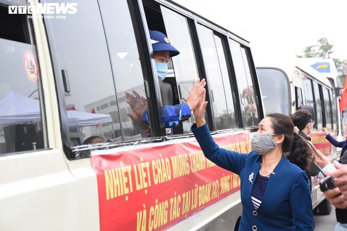 Ảnh: Chiến sĩ trẻ ôm chặt bạn gái, bịn rịn chia tay trước giờ lên đường nhập ngũ - 11