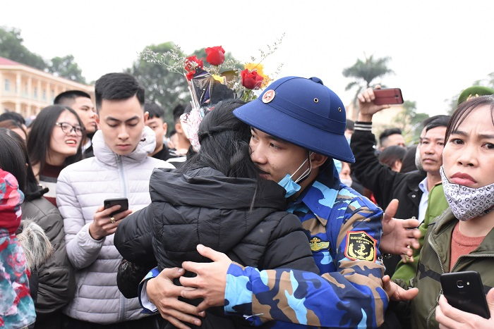 Ảnh: Chiến sĩ trẻ ôm chặt bạn gái, bịn rịn chia tay trước giờ lên đường nhập ngũ - 8