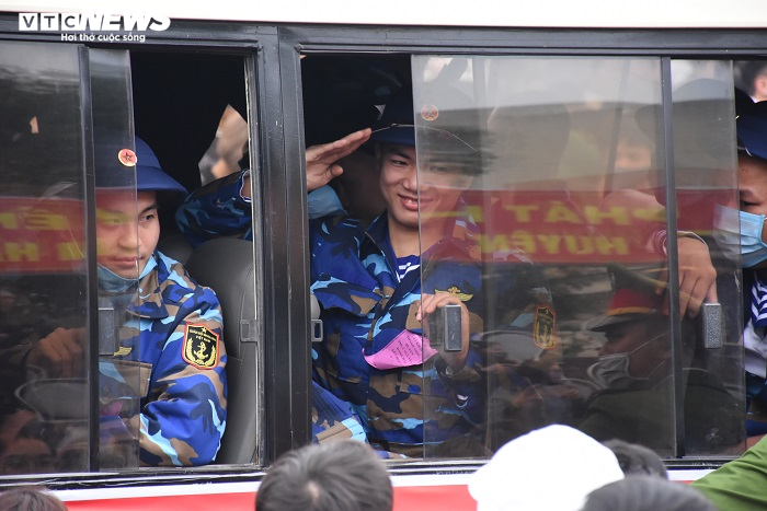 Ảnh: Chiến sĩ trẻ ôm chặt bạn gái, bịn rịn chia tay trước giờ lên đường nhập ngũ - 10