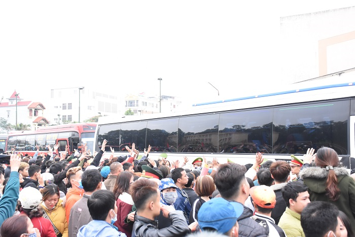 Ảnh: Chiến sĩ trẻ ôm chặt bạn gái, bịn rịn chia tay trước giờ lên đường nhập ngũ - 6