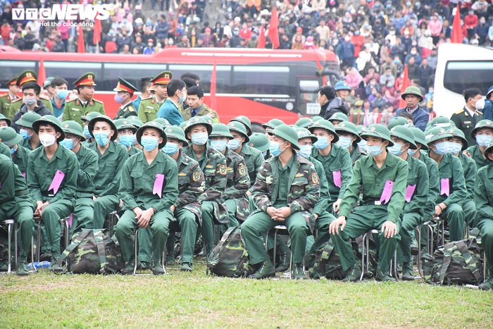 Ảnh: Chiến sĩ trẻ ôm chặt bạn gái, bịn rịn chia tay trước giờ lên đường nhập ngũ - 2