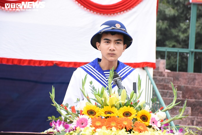 Ảnh: Chiến sĩ trẻ ôm chặt bạn gái, bịn rịn chia tay trước giờ lên đường nhập ngũ - 5