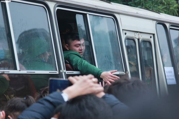 Ảnh: Tân binh bật khóc, ôm chầm mẹ trước lúc lên đường nhập ngũ - 11