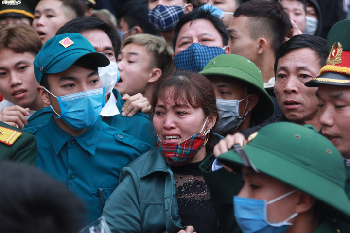 Ảnh: Tân binh bật khóc, ôm chầm mẹ trước lúc lên đường nhập ngũ - 5