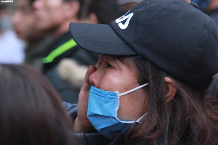 Ảnh: Tân binh bật khóc, ôm chầm mẹ trước lúc lên đường nhập ngũ - 7