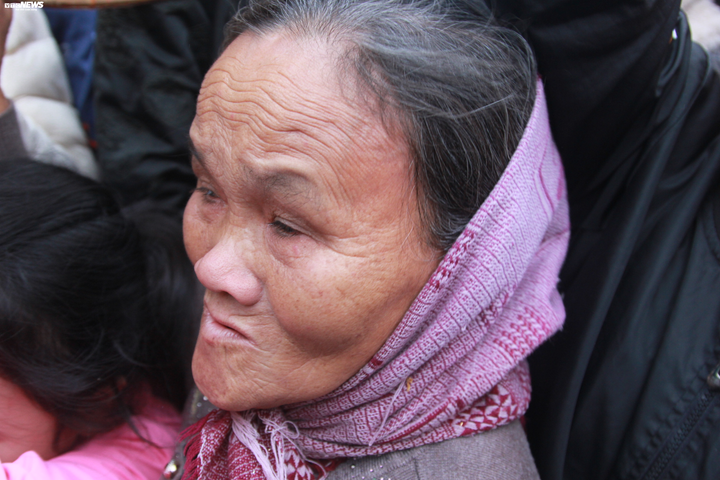 Ảnh: Tân binh bật khóc, ôm chầm mẹ trước lúc lên đường nhập ngũ - 6