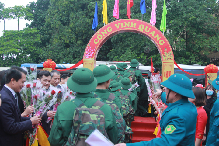 Ảnh: Tân binh bật khóc, ôm chầm mẹ trước lúc lên đường nhập ngũ - 4