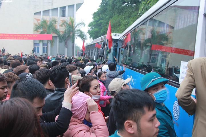 Ảnh: Tân binh bật khóc, ôm chầm mẹ trước lúc lên đường nhập ngũ - 12