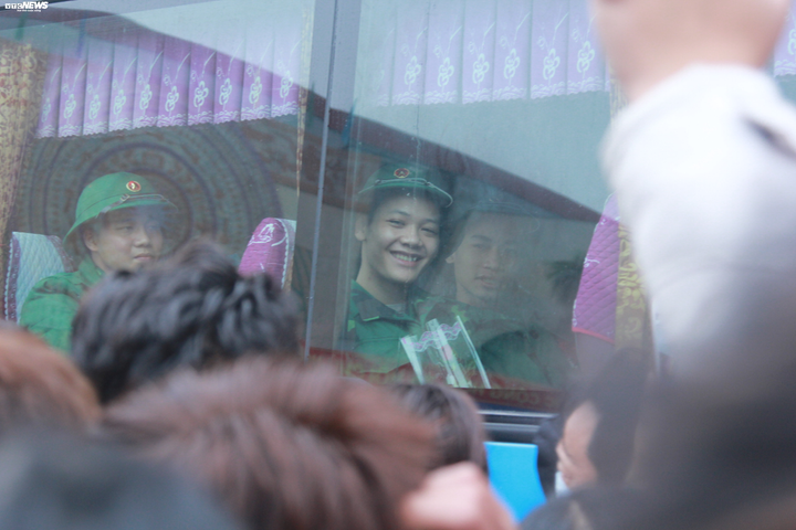 Ảnh: Tân binh bật khóc, ôm chầm mẹ trước lúc lên đường nhập ngũ - 10