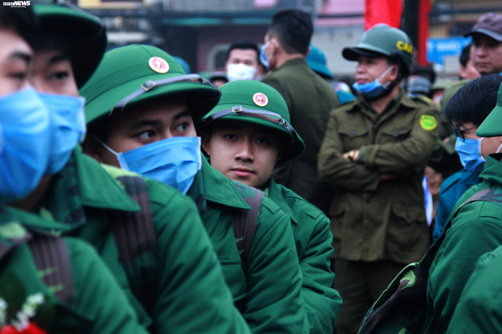 Ảnh: Tân binh bật khóc, ôm chầm mẹ trước lúc lên đường nhập ngũ - 2