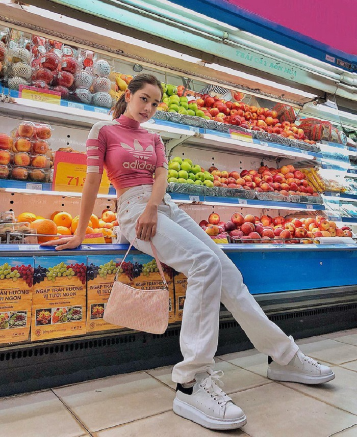 Phạm Hương, Mâu Thủy và loạt sao Việt bị chỉ trích vì hành động kém duyên nơi công cộng - 6