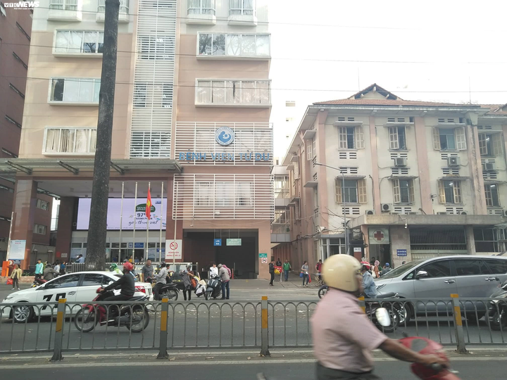 Sinh con 'thuận tự nhiên', sản phụ nhờ nhân viên y tế cắt rốn nhưng từ chối điều trị - 1