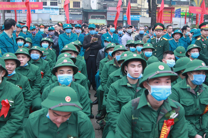 Ảnh: Tân binh Hà Nội được phát khẩu trang, đo thân nhiệt phòng dịch nCoV trong ngày nhập ngũ - 9