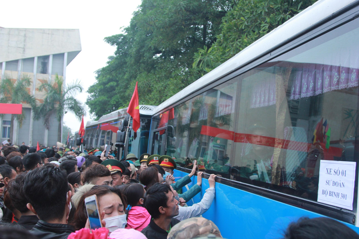 Ảnh: Tân binh Hà Nội được phát khẩu trang, đo thân nhiệt phòng dịch nCoV trong ngày nhập ngũ - 10