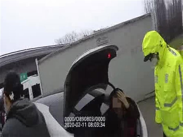 Cô gái chui trong cốp xe trốn lệnh cách ly vì virus corona - 1