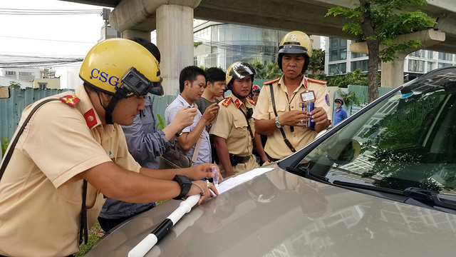 Lái xe vi phạm chốt cửa, cố thủ trong xe: Cảnh sát có được đập cửa kính lôi ra ngoài? - 1