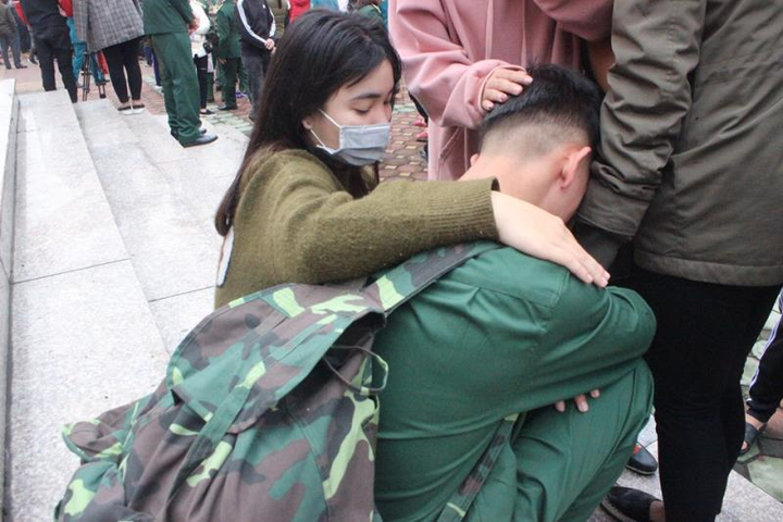 Tân binh Hà Tĩnh bịn rịn chia tay, òa khóc ôm mẹ trong ngày tòng quân - 4