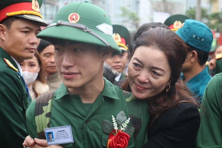 Tân binh Hà Tĩnh bịn rịn chia tay, òa khóc ôm mẹ trong ngày tòng quân - 3