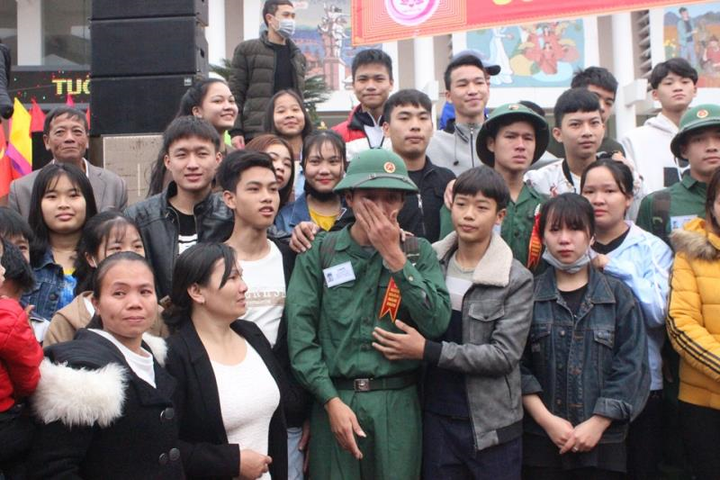Tân binh Hà Tĩnh bịn rịn chia tay, òa khóc ôm mẹ trong ngày tòng quân - 5