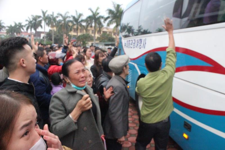 Tân binh Hà Tĩnh bịn rịn chia tay, òa khóc ôm mẹ trong ngày tòng quân - 8