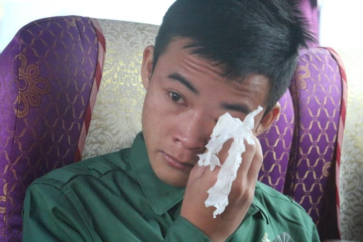 Tân binh Hà Tĩnh bịn rịn chia tay, òa khóc ôm mẹ trong ngày tòng quân - 7