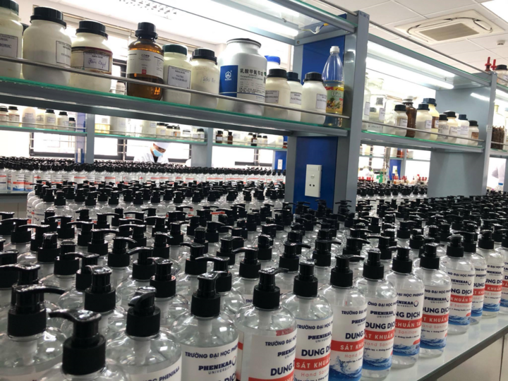 Trường đại học pha chế hơn 7.000 lít nước rửa tay tặng cho người dân và học sinh nhỏ tuổi - 4