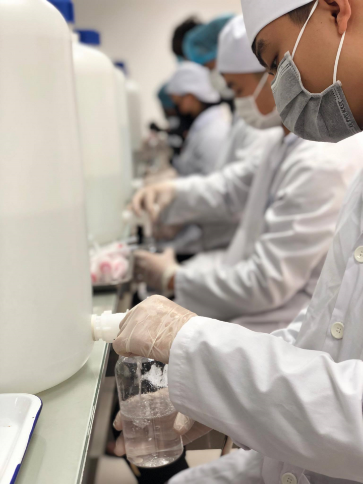 Trường đại học pha chế hơn 7.000 lít nước rửa tay tặng cho người dân và học sinh nhỏ tuổi - 2