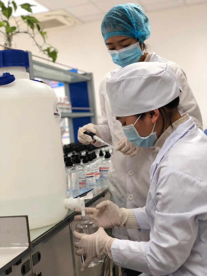 Trường đại học pha chế hơn 7.000 lít nước rửa tay tặng cho người dân và học sinh nhỏ tuổi - 3