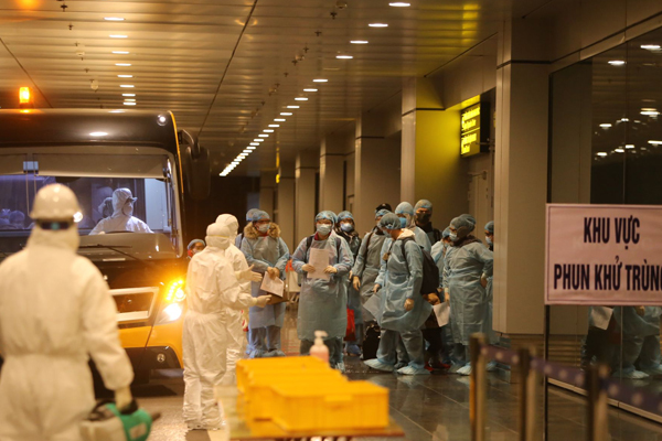 Nữ bác sĩ giấu bố sang tâm dịch Vũ Hán đón 30 công dân Việt Nam - 2